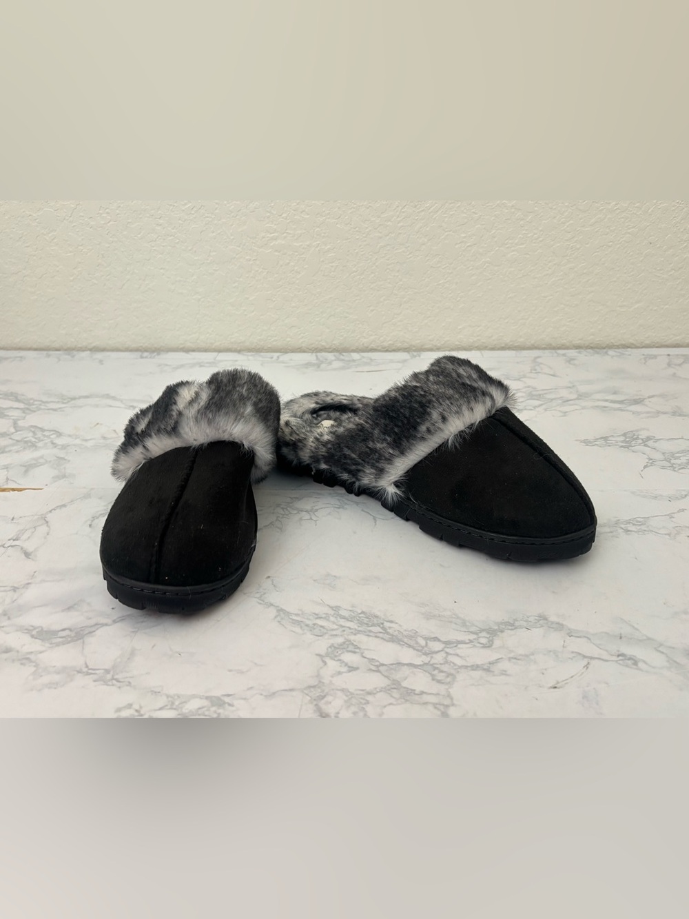 Sole Mates Womens Fuzzy Slippers Black Plush House Shoes 5/6 Faux Fur Slip On